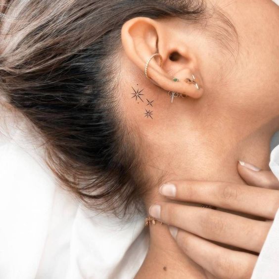 Estrelas bem fininhas como tatoo de traços finos