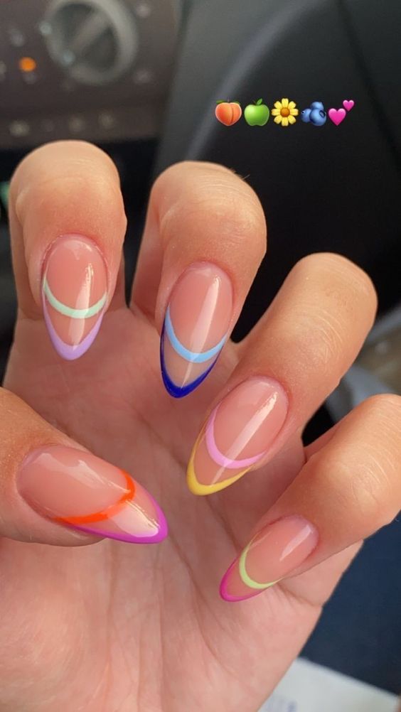 Francesinhas vazadas coloridas também ganham espaço entre as inspirações de unhas de carnaval