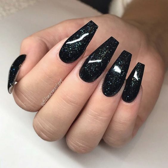 unhas pretas com glitter