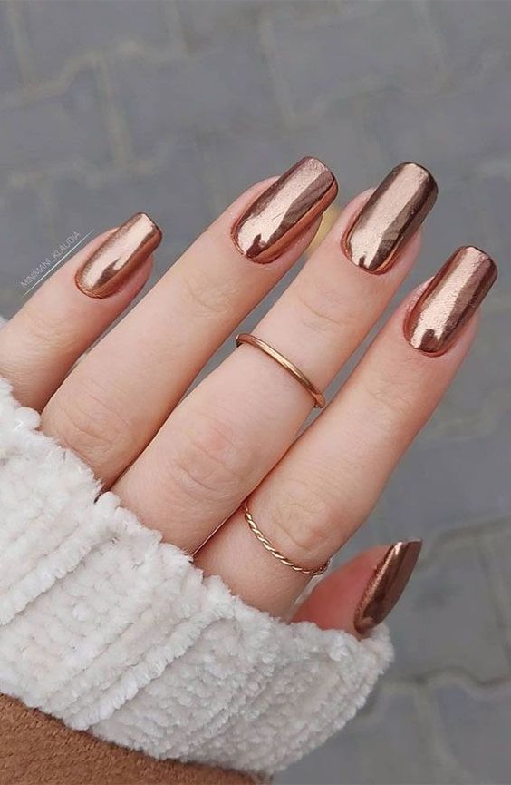 Metalizadas estão entre as imagens de unhas decoradas no outono-inverno