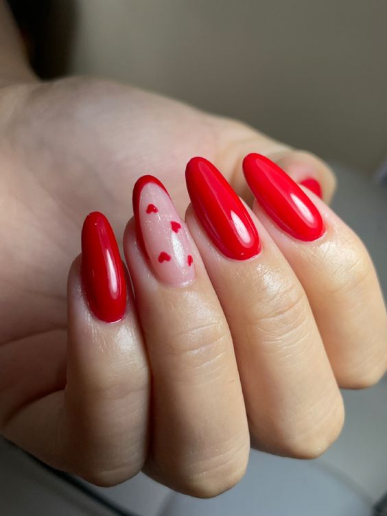 Unhas Decoradas Vermelhas Delicadas com corações