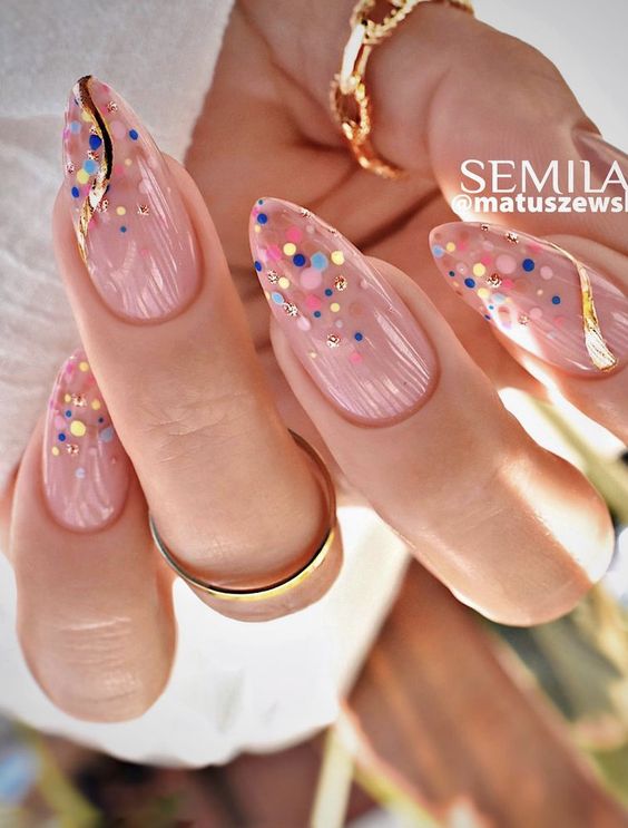 Unhas encapsuladas claras com bolinhas