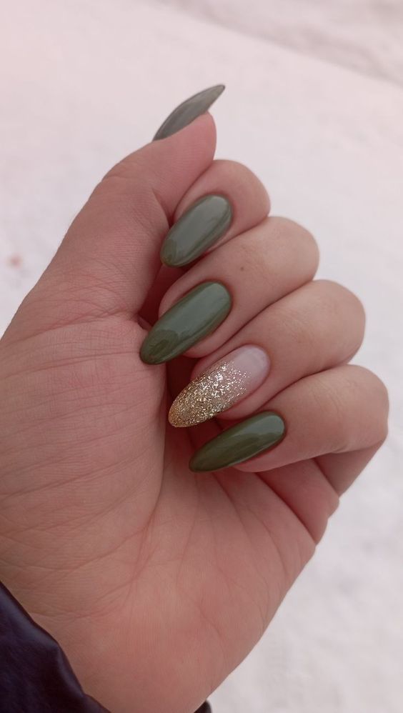 unhas verdes decoradas com verde musgo e dourado