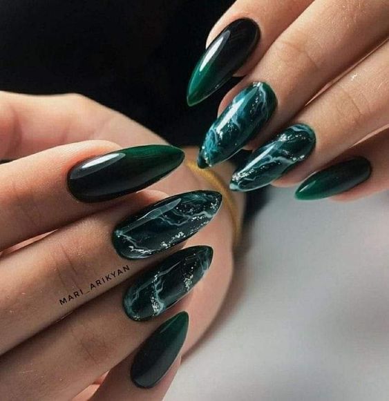 Unhas verdes decoradas com efeito mármore