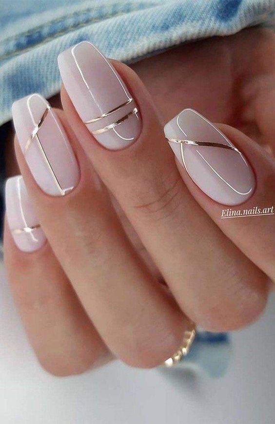 milk nails com traços dourados