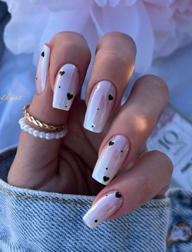 unhas em gel com design simples metalizada com detalhes em coração