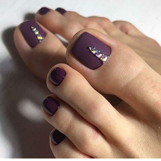 Unhas do Pé delicadas com pedrarias