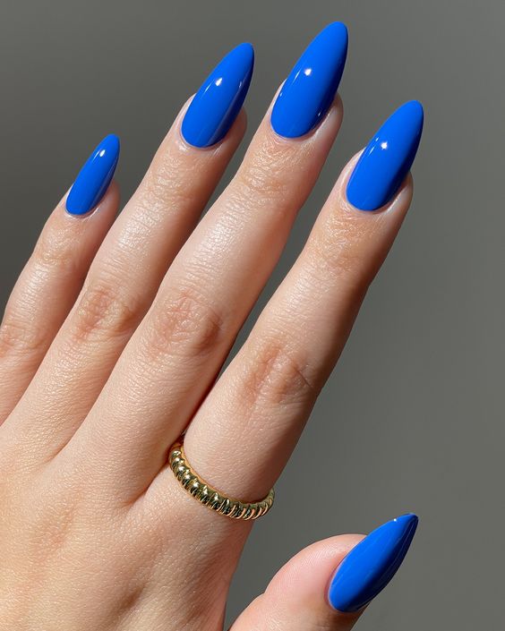 Cores de Unhas para apostar o ano todo: azul