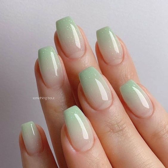 Unhas elegantes para usar no trabalho fazendo um degradê verde claro com brilho