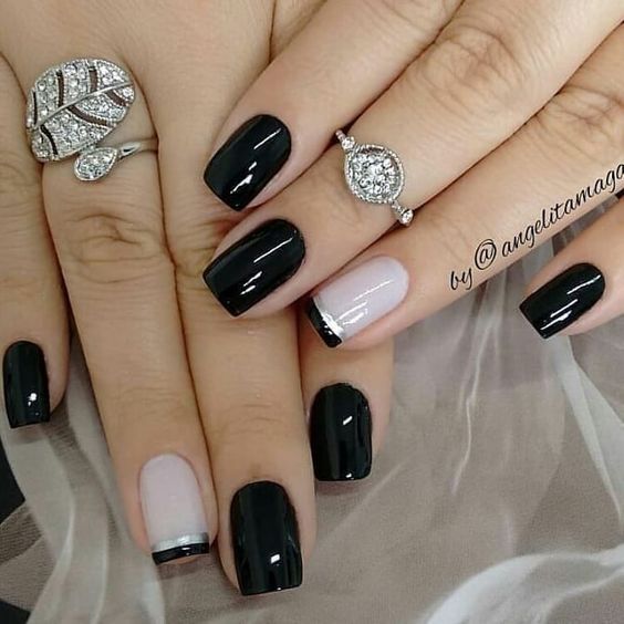 unhas pretas decoradas com filha única clara