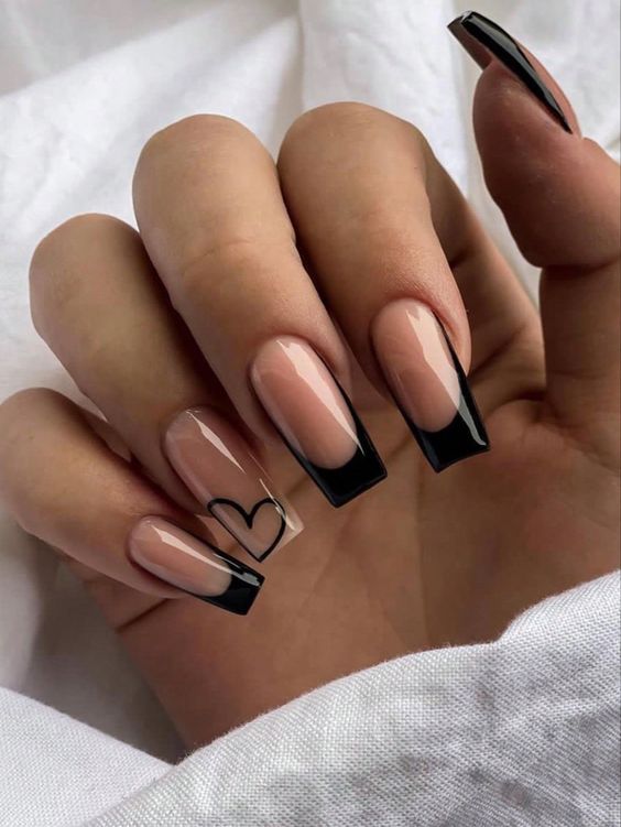 unhas pretas decoradas com coração