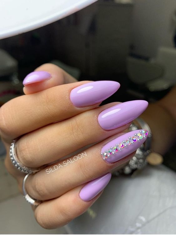 Unhas em Gel Lilás com pedras