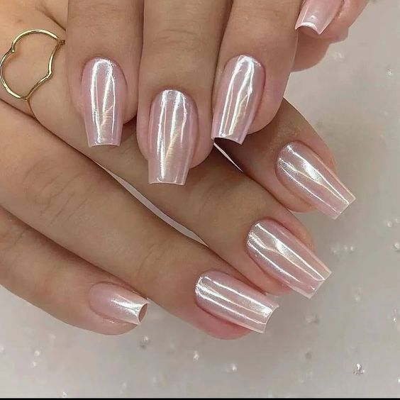 Unhas elegantes para usar no trabalho com esmalte rosa claro metalizado