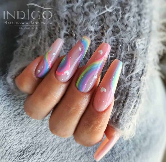 Unhas decoradas para Páscoa com desenho de arco-iris