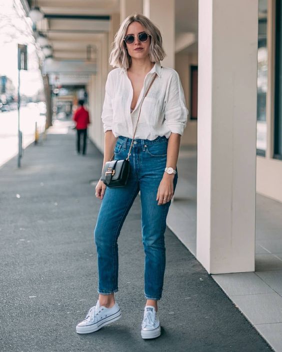 Looks Comfy com camisa branca e calça jeans