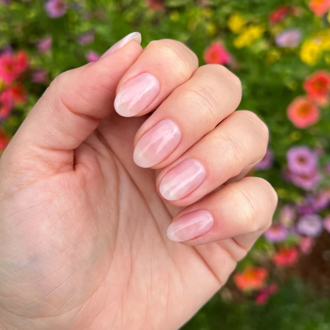 mão com unhas transparentes