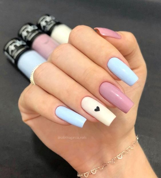 Unhas quadradas decoradas com cores pasteis