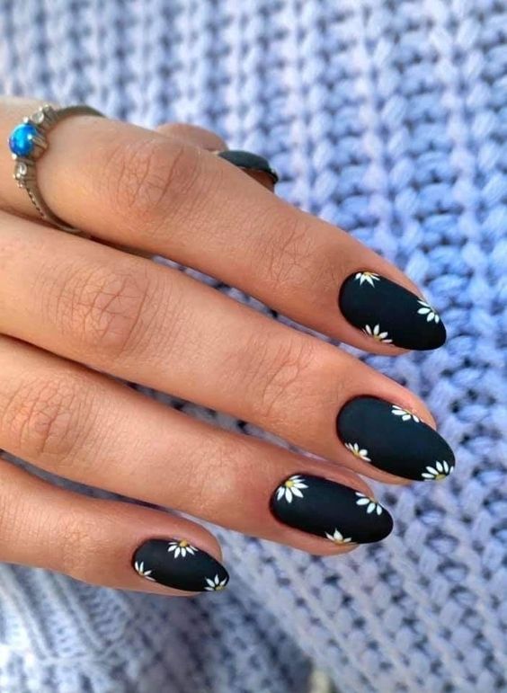 unhas pretas decoradas com flores