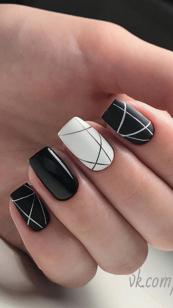 Unhas quadradas decoradas com desenhos geométricos