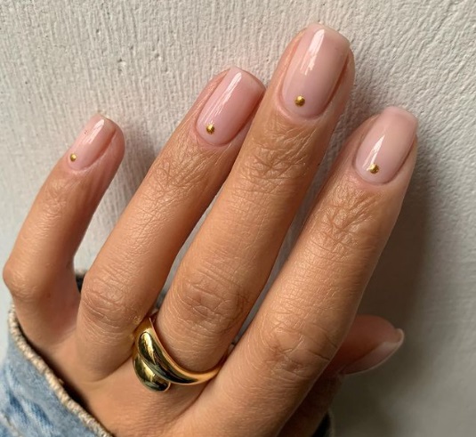 unhas transparentes com detalhe dourado