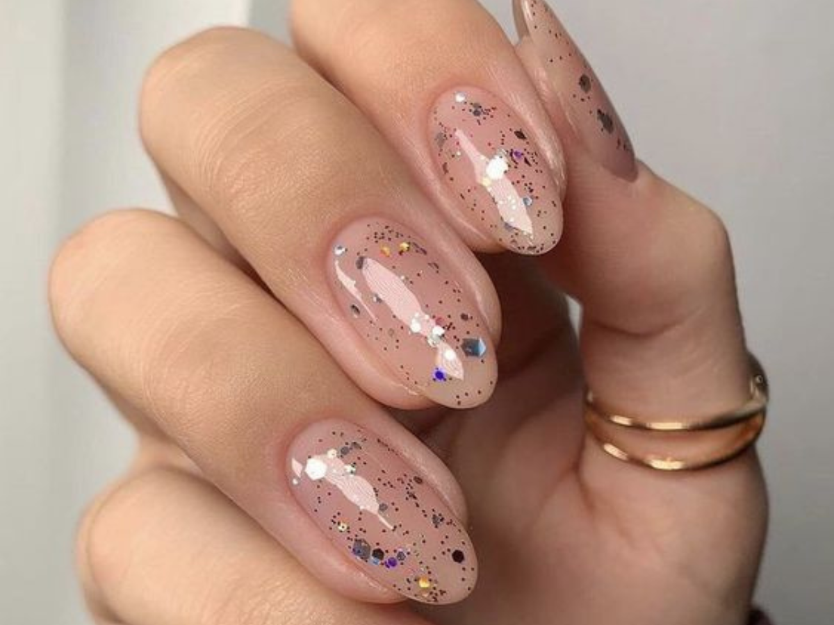 unhas transparentes com glitter colorido