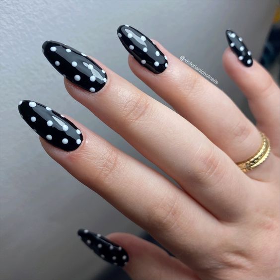 Bolinhas com esmalte preto e branco - marca e cor desconhecidos (Pinterest)