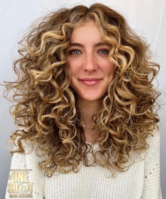 Cabelo com luzes dourado