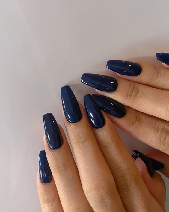 Cores de Unhas que remetem a elegância e poder azul