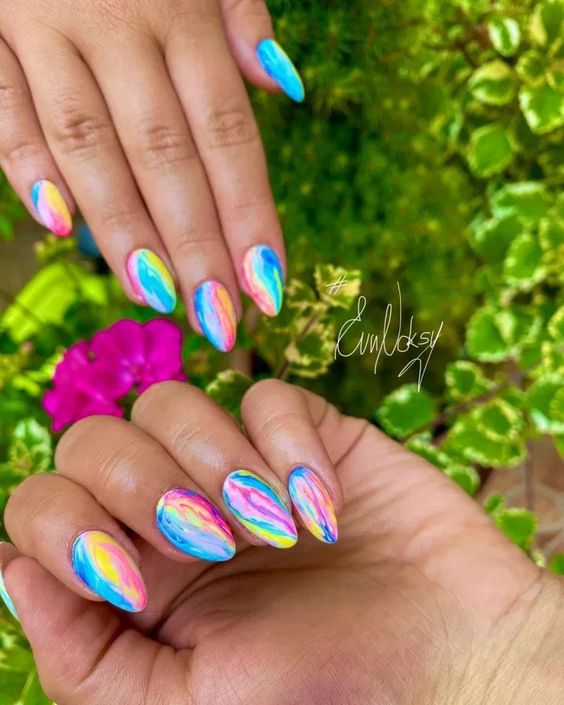 Efeito Tie Die - marca desconhecida (Pinterest) - Unhas decoradas dos anos 90