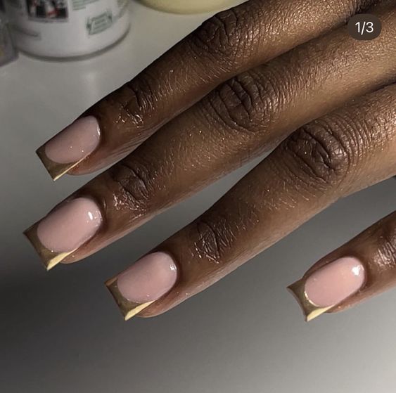 Francesinha dourada - Marca e cor desconhecida (Pinterest) - Unhas francesinhas mês de maio