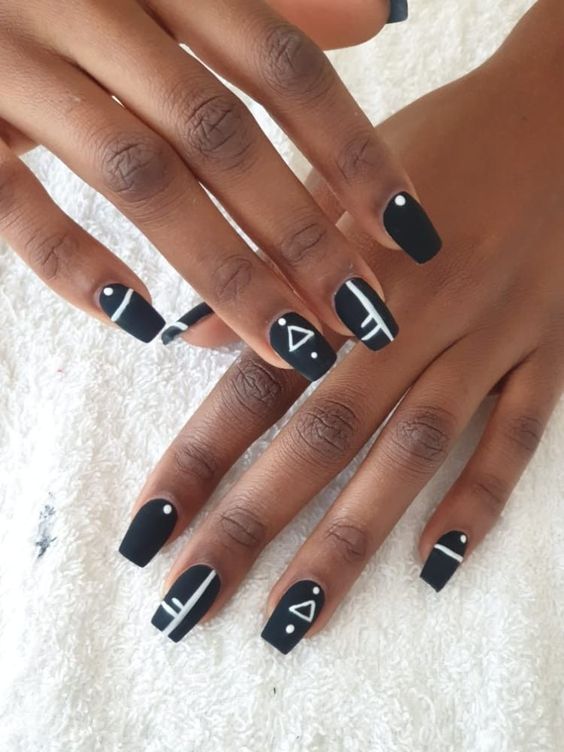 Listras curvas (Pinterest) - esmalte preto e branco