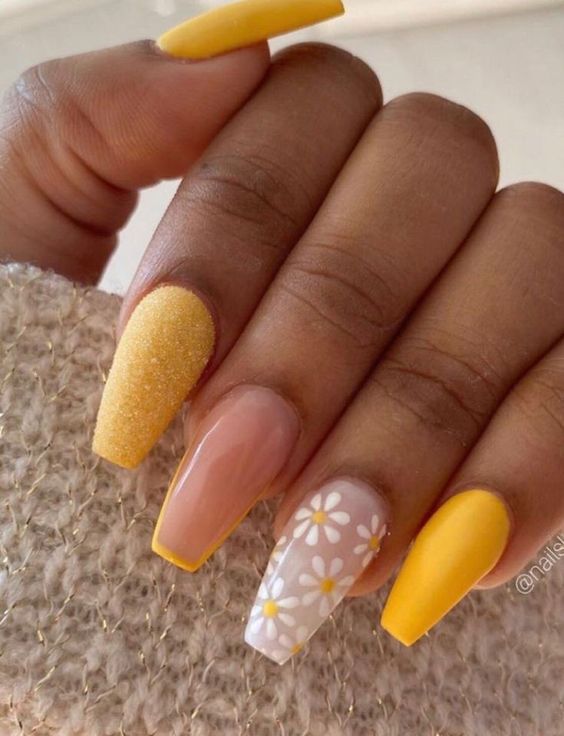 Unhas Amarelas com flores