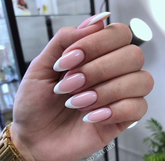 Unhas Francesinhas Clássicas, cores e marca desconhecidos (Pinterest)