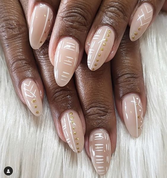 Unhas claras com detalhes dourados (Pinterest)