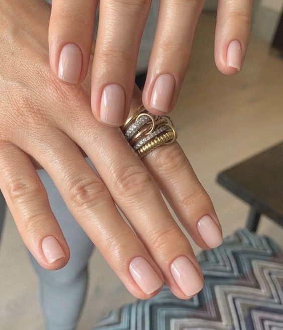 Unhas claras e curtas - Risque Marítima (Pinterest)