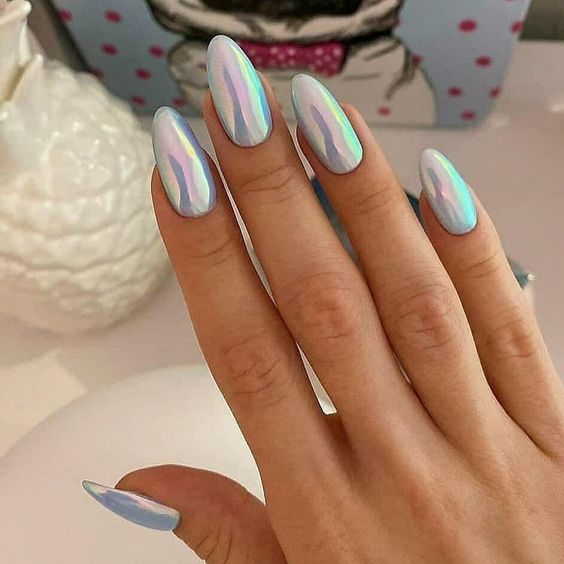 Unhas cromadas com a tonalidade (Pinterest)