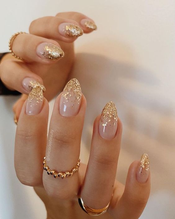 Unhas decoradas asiáticas com detalhes douradas