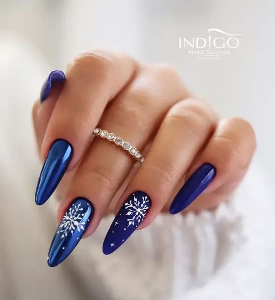 Unhas em gel azul com flocos de neve