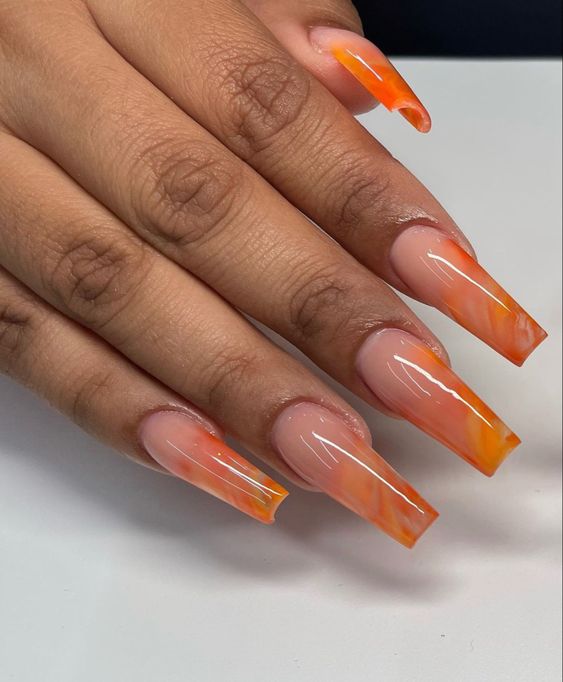 Unhas encapsuladas com a cor do ano laranja - marca desconhecida(Pinterest)