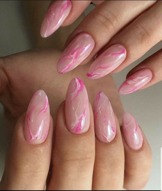 Unhas rosas marmorizadas - Unhas decoradas que rejuvenescem