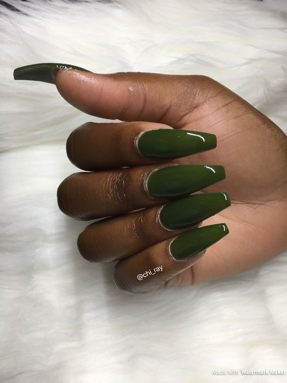 Unhas verdes- marca desconhecida- (Pinterest)- Tendências de Esmaltes para o Inverno 2024