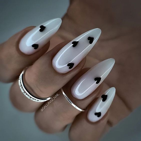 Corações em esmalte preto e branco - marca e esmalte (Pinterest)