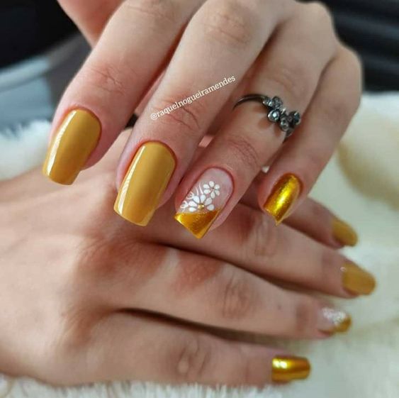 Unha Amarela com detalhes floridos - marca e cor desconhecidos (Pinterest) -unhas decoradas com cores intensas