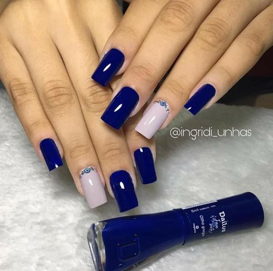 Unha Azul escur- Esmalte Dailus - Cor olho grego (Pinterest)