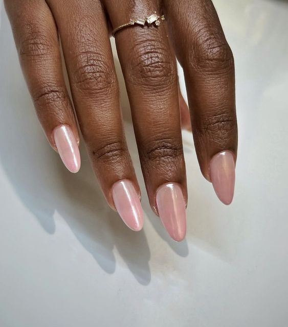 Unhas Peroladas- cor e marca desconhecidos (Pinterest)