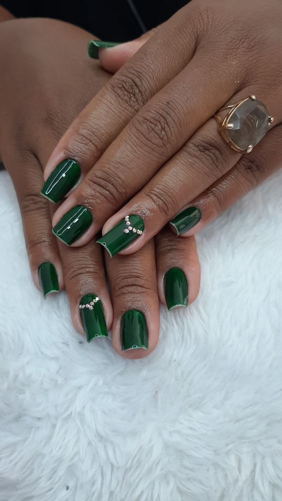 Unhas Verde - Cor e marca desconhecidos (Pinterest)