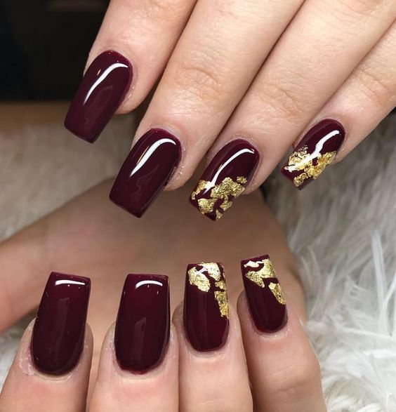 Unhas Vinho com glitter dourado - marca desconhecida (Pinterest)