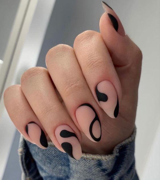 Unhas almond geométrica- marca e cor desconhecida (Pinterest)