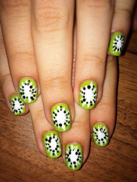 Unhas decoradas com frutas