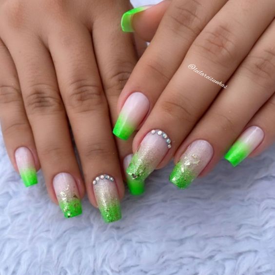 Unhas verde brat com pedrarias - marca desconhecida (Pinterest) 